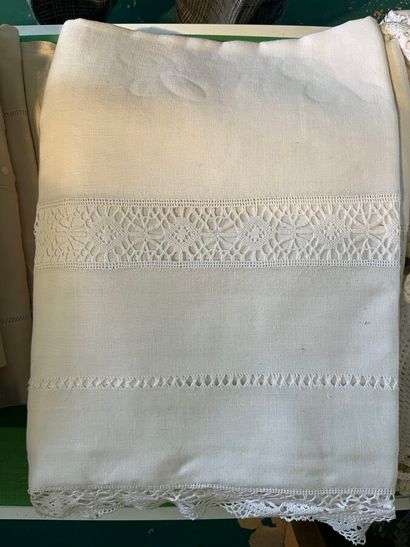 MANNETTE DRAPS
En lin brodé et monogrammé....