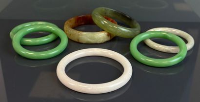 ASIE
Lot de quatre bracelets en pierres dures,...