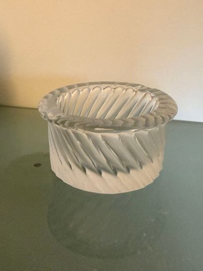 LALIQUE France, 
Cendrier en cristal moulé-pressé...