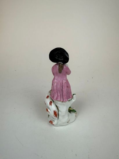 Lot de 6 statuettes en porcelaine émaillée...