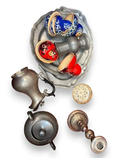 MANETTE 
Ensemble comprenant plats et verseuses...