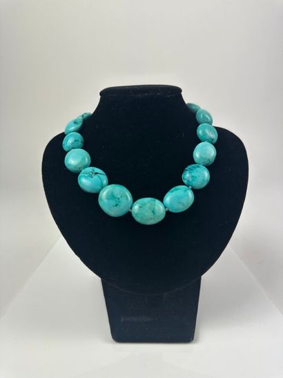 Collier composé de perles de pierres dures...