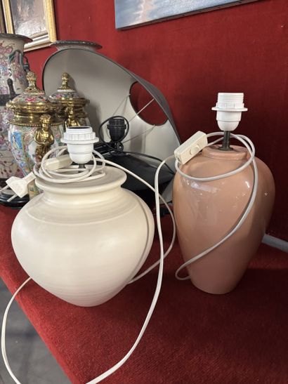 Lot comprenant :
- KOSTKA, lampe de table...