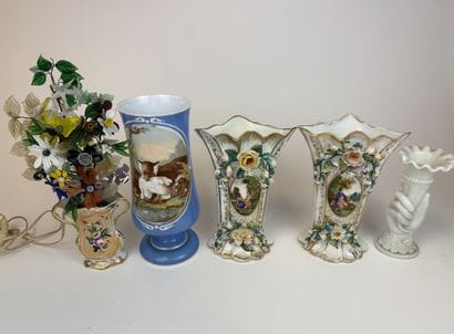 Paire de vases cornet en porcelaine à décor...