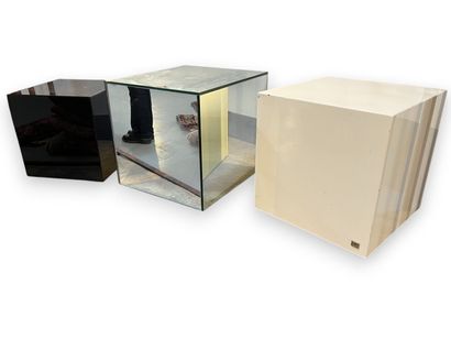 Set of three cubes :
- one in black lacquered...