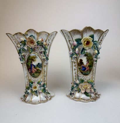 Paire de vases cornet en porcelaine à décor...