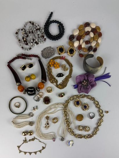 Lot de bijoux fantaisies comprenant colliers,...