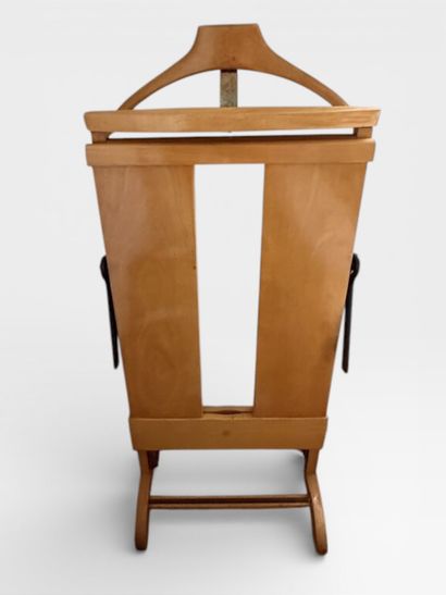 Valet in natural wood.
105 x 42 x 21 cm.

SALE...