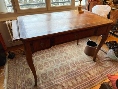 Flat desk in veneered wood inlaid with fillets,...