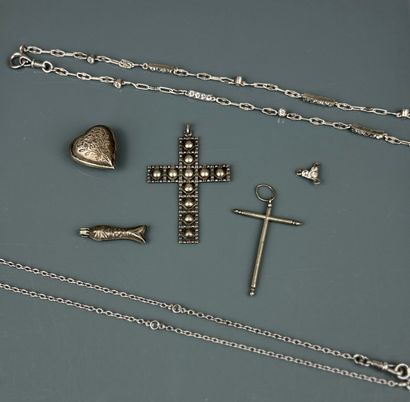 Pendentif poisson, deux pendentifs croix...