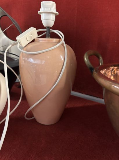Lot comprenant :
- KOSTKA, lampe de table...