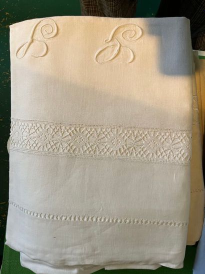 MANNETTE DRAPS
En lin brodé et monogrammé....