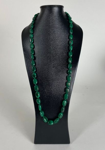 Collier de perles de malachite, le fermoir...