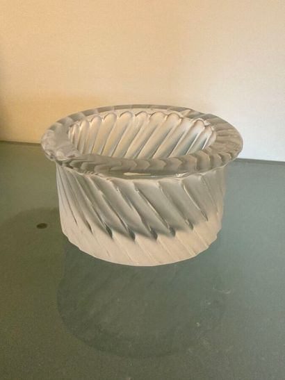 LALIQUE France, 
Cendrier en cristal moulé-pressé...