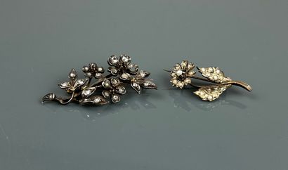 Deux broches en forme de rameaux fleuris
L'une...
