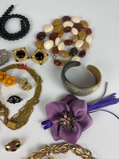 Lot de bijoux fantaisies comprenant colliers,...