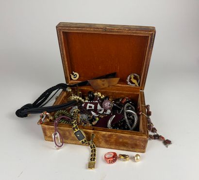 Lot de bijoux fantaisies comprenant colliers...