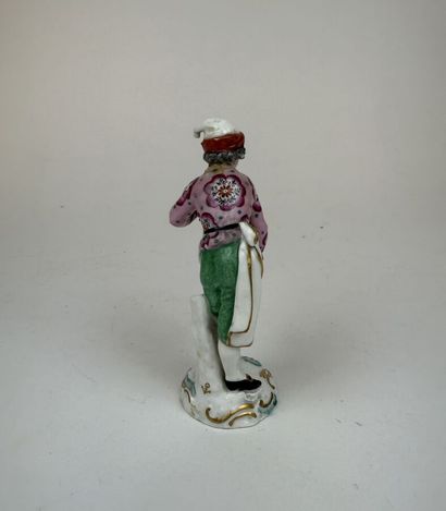 Lot de 6 statuettes en porcelaine émaillée...