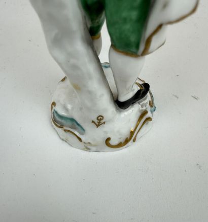 Lot de 6 statuettes en porcelaine émaillée...