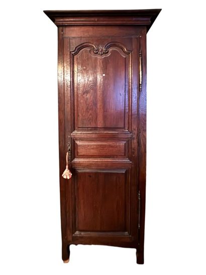 Bonnetiere in molded and carved natural wood...