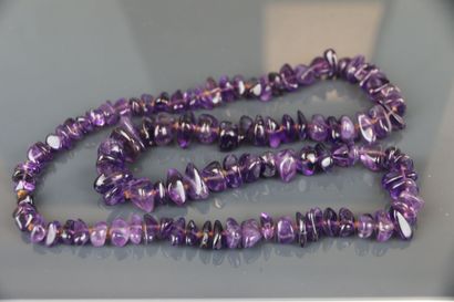 Collier de perles de malachite, le fermoir...