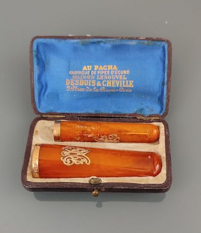 Deux portes cigarettes en ambre incrustés...
