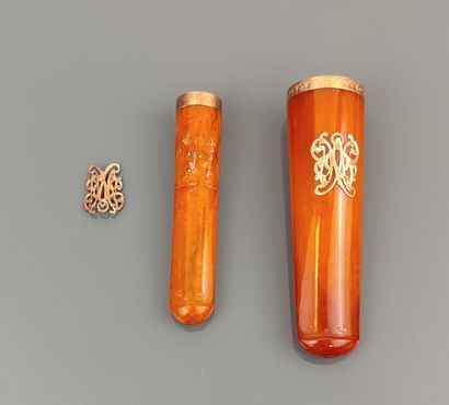 Deux portes cigarettes en ambre incrustés...