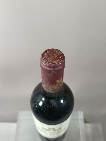 Une bouteille Les FORTS DE LATOUR - 2nd vin...
