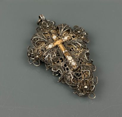 Pendentif croix en argent 800°/°° filigrané...