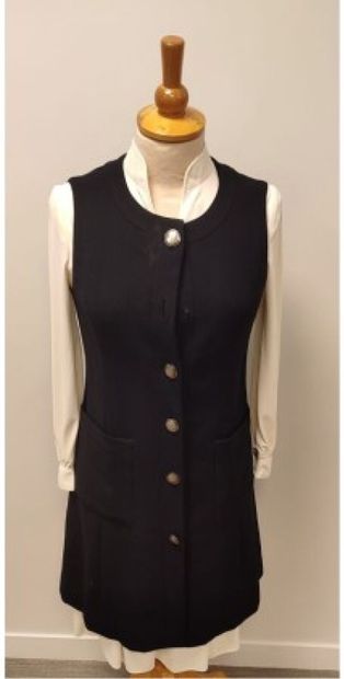 MANNETTE DE VETEMENTS
Comprenant robes, vestes,...