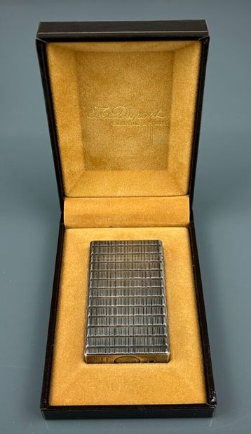 DUPONT
Briquet en métal argenté à décor gravé...