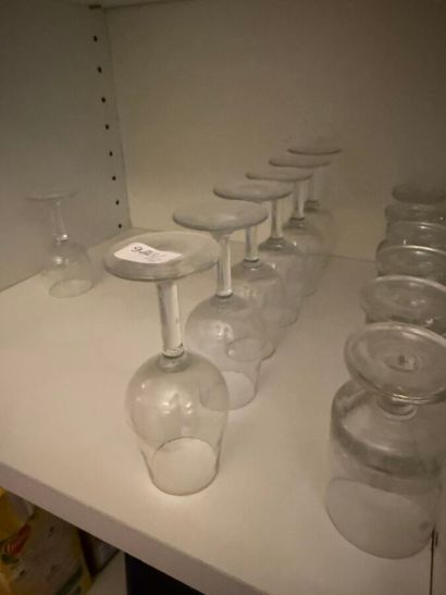 MANNETTE VERRERIE 
Un lot de verre comprenant...