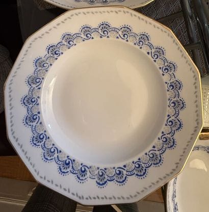 LIMOGES, 
Partie de service de table en porcelaine...