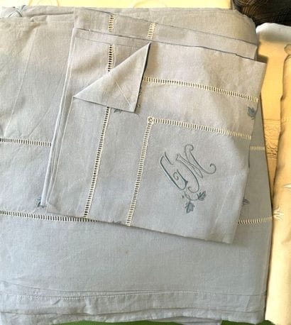 MANNETTE DRAPS
En lin brodé et monogrammé....