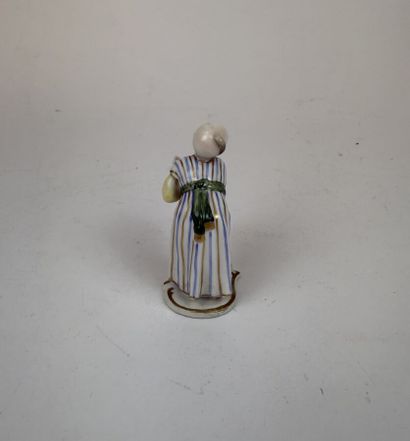 Lot de 6 statuettes en porcelaine émaillée...