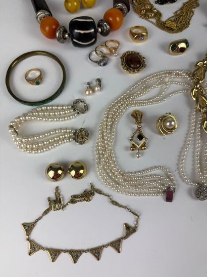 Lot de bijoux fantaisies comprenant colliers,...