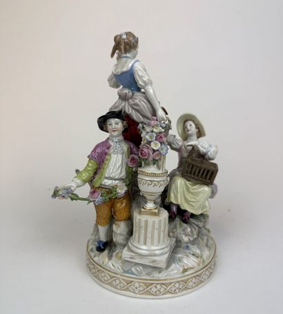 Lot de 6 statuettes en porcelaine émaillée...
