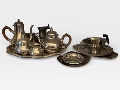 MANETTE METAL ARGENTE
Lot comprenant légumier,...