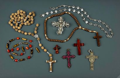 Pendentif Grande Croix en métal doré ajouré...