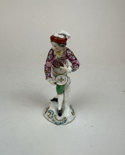 Lot de 6 statuettes en porcelaine émaillée...