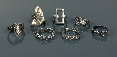 Lot de sept bagues en argent comprenant quatre...