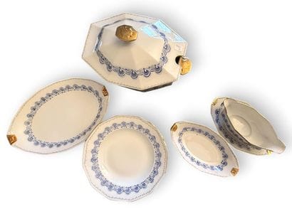 LIMOGES, 
Partie de service de table en porcelaine...