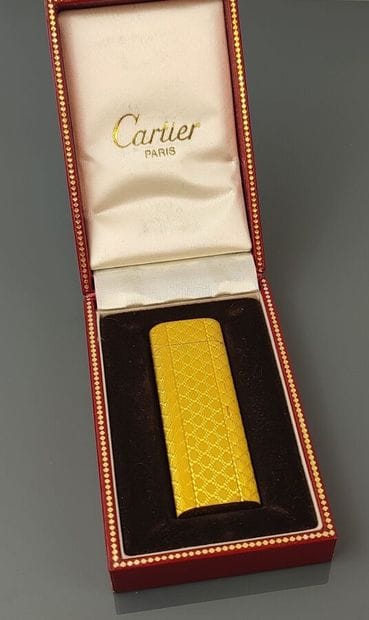 CARTIER
Briquet à gaz en plaqué or à décor...