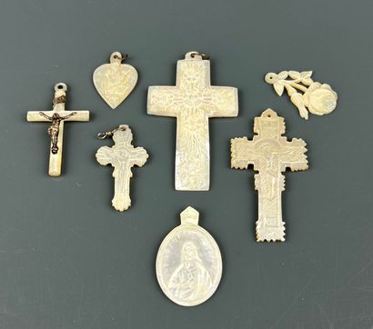 Pendentif Grande Croix en métal doré ajouré...