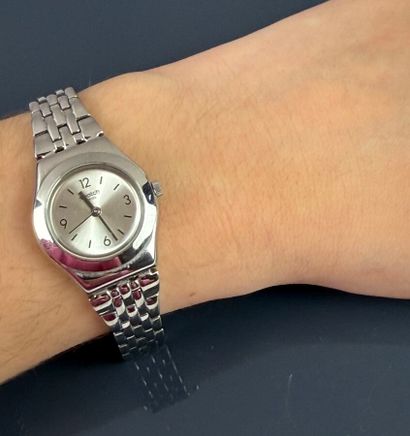 Lot de trois montres comprenant : 
- SWATCH...