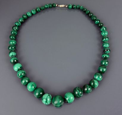 Collier de perles de malachite en chute,...