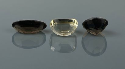 Citrine de taille ovale facettée et deux...
