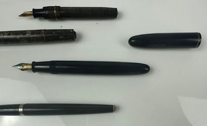 Lot de stylos plume comprenant un stylo Parker...