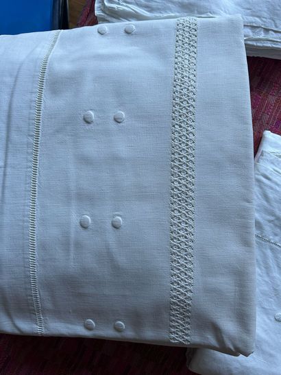 Un lot de draps et linge en lin brodé, ajouré...