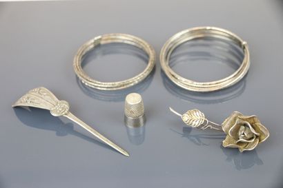 MOYEN ORIENT
Deux bracelets en métal, une...